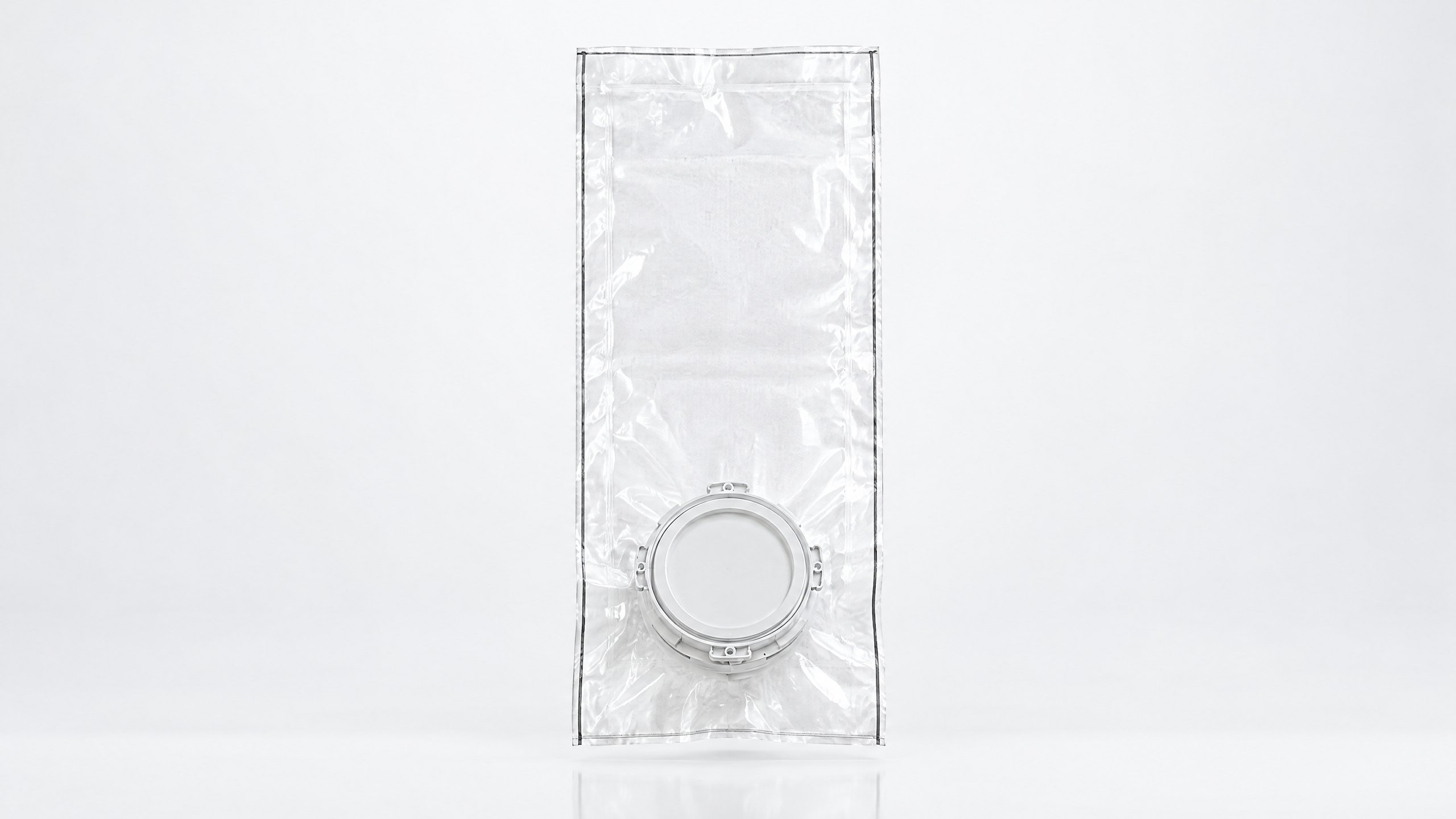 An Empty DELTAQUANT 10 L single-use beta bag standing on a white sweep: a flat pouch with the 190 mm beta flange sandwiched into its lower face, the flange cover toward the camera.